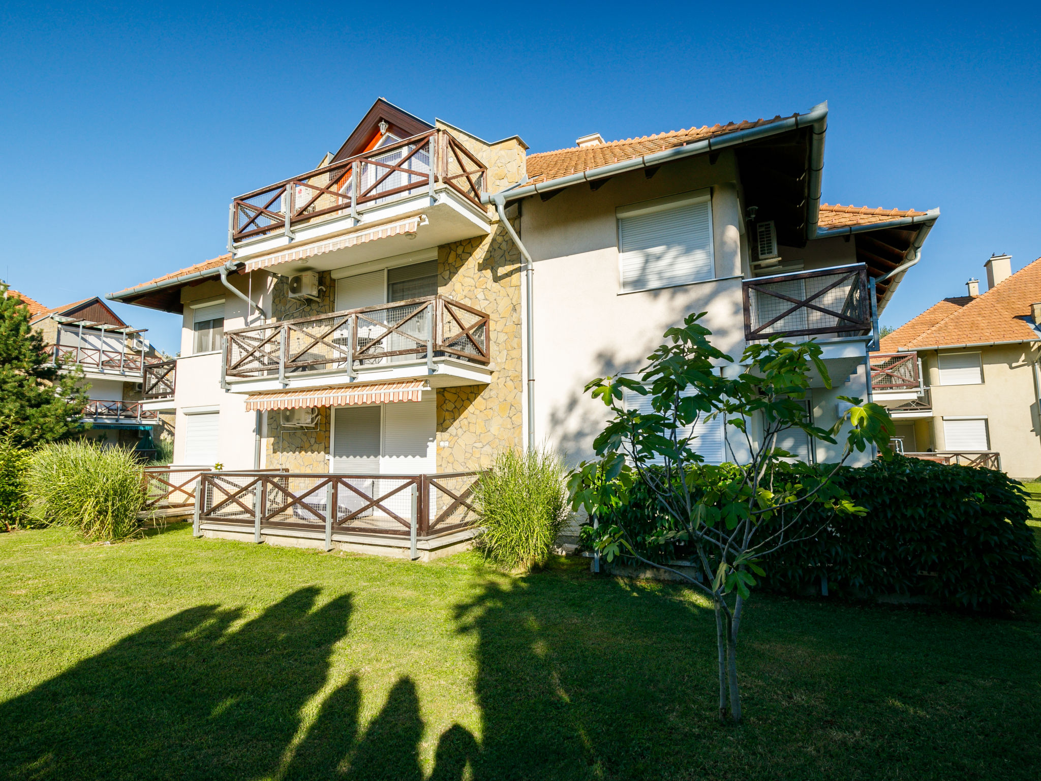 "Karen", studio 1-kamer 28 m2 op de 1e verdieping. Het objekt is geschikt voor 2 volwassenen + 2 kinderen. Doelmatig ingericht: woon-/slaapkamer met 2 uitschuifbare bedden (2 pers. 2 x 140 cm, lengte ..