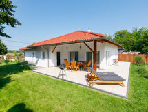 Modern vrijstaand vakantiehuis voor 8 personen, 800m van het Balatonmeer - thumbnail 1