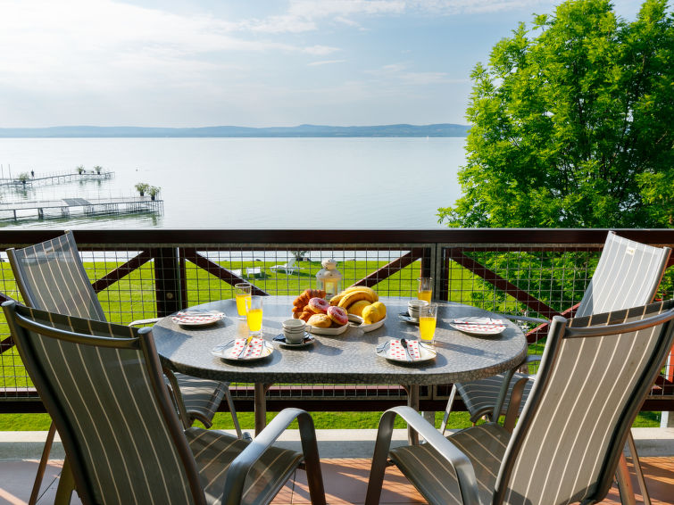 Appartement aan het strand in Balatonoszod met meerzicht in Balatonoszod