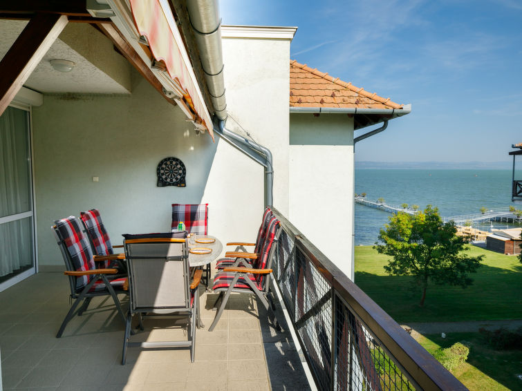 Appartement met meerzicht direct aan het strand in Balatonoszod in Balatonoszod
