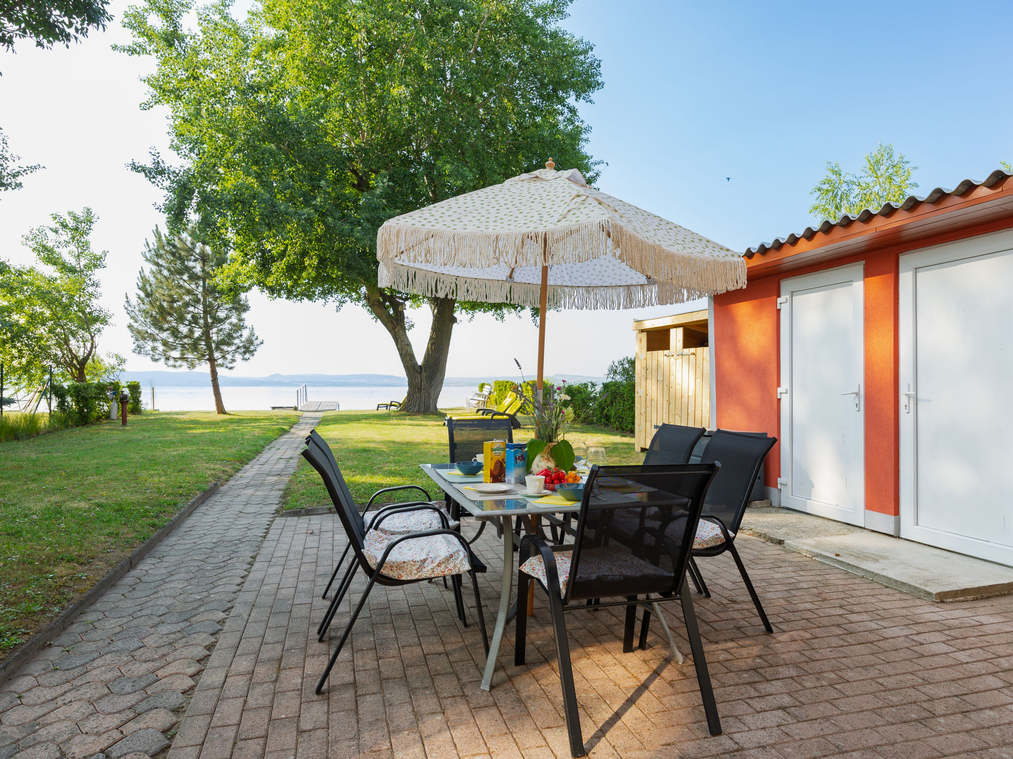 Lake House Sundown-Buiten