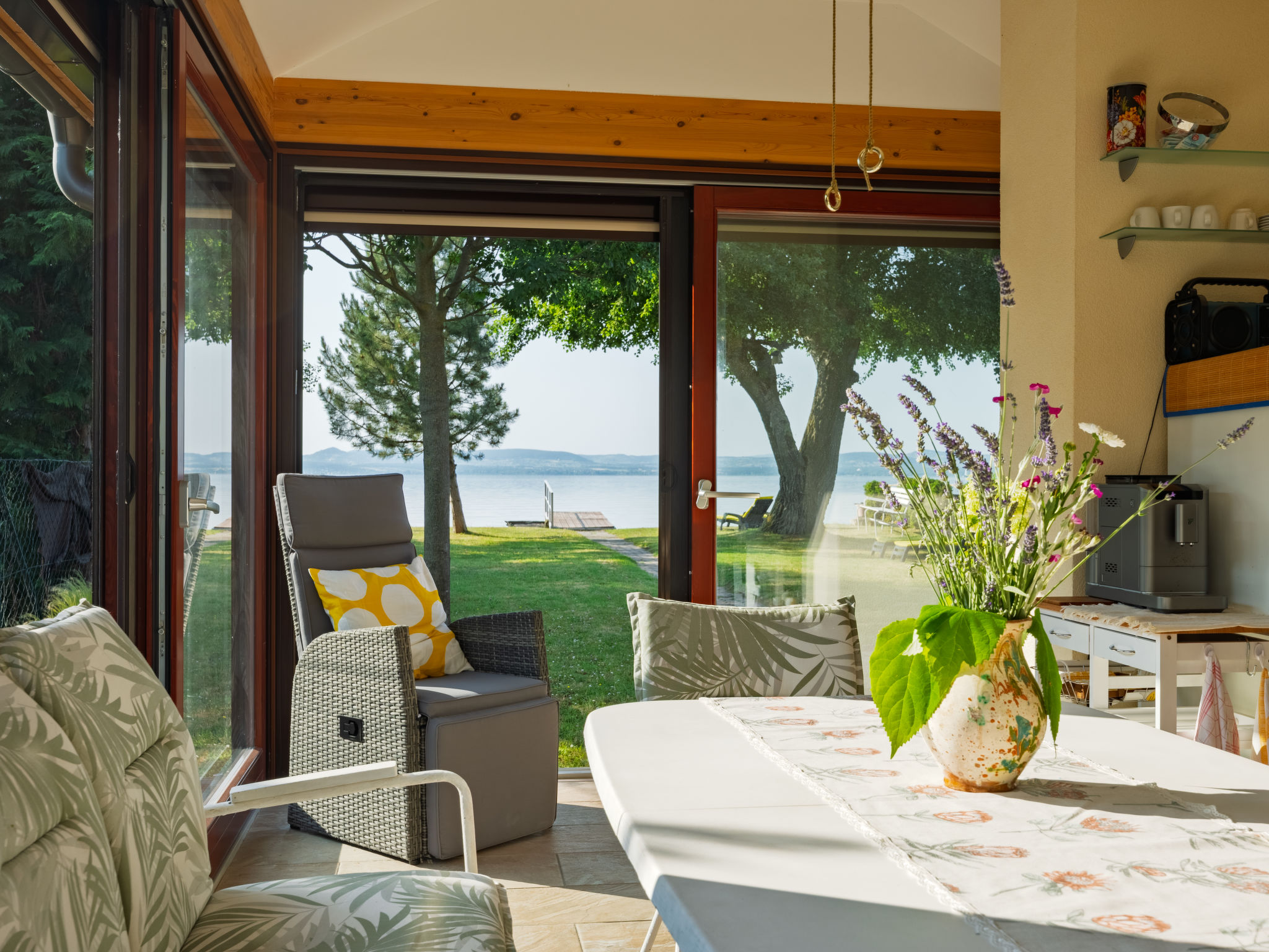 Lake House Sundown-Binnen