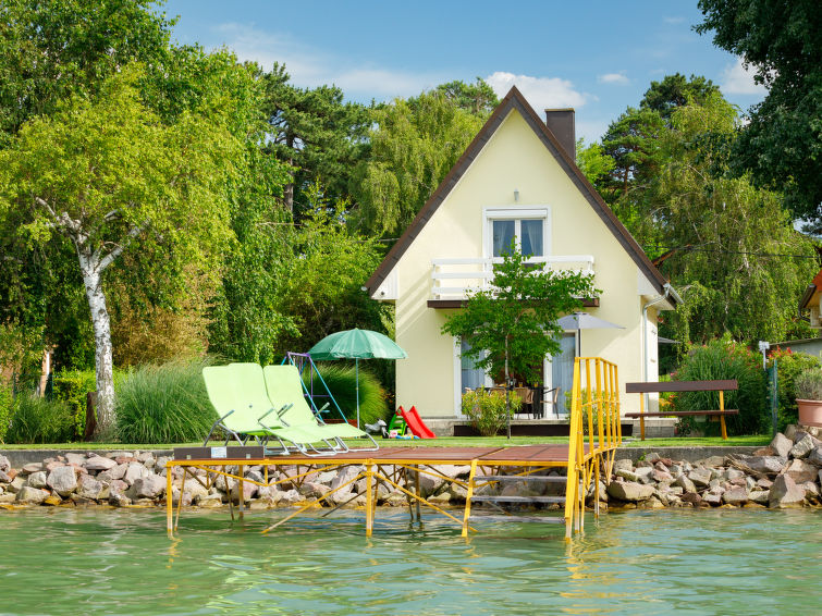 Meerzicht en rust in vakantiehuis Hanna in Balatonlelle in Balatonlelle