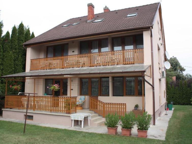 Schön eingerichtetes Appartement für 10 Personen in Balatonlelle