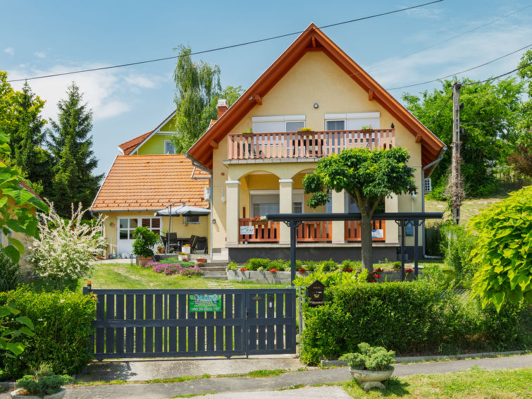 5-persoons appartement in Fonyód met sauna en whirlpool in Fonyód
