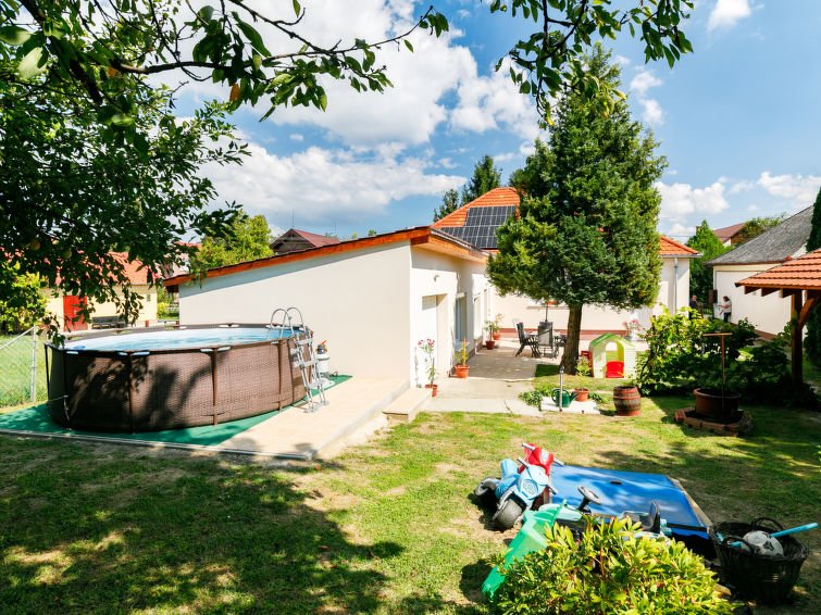 2-Zimmer-Haus 40 m2. Vollständig renoviert im Jahre 2021, komfortabel und modern eingerichtet: Wohn-/Schlafzimmer mit 1 Ausziehbett und Kabel-TV. 1 Zimmer mit 1 franz. Bett (160 cm, Länge 200 cm). O..