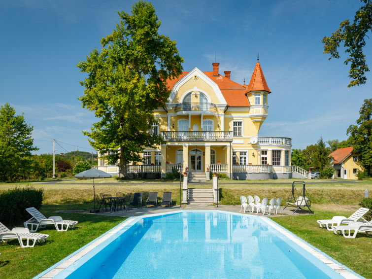 Privézwembad en historische grandeur in kasteel Zichy, Fonyód in Fonyód