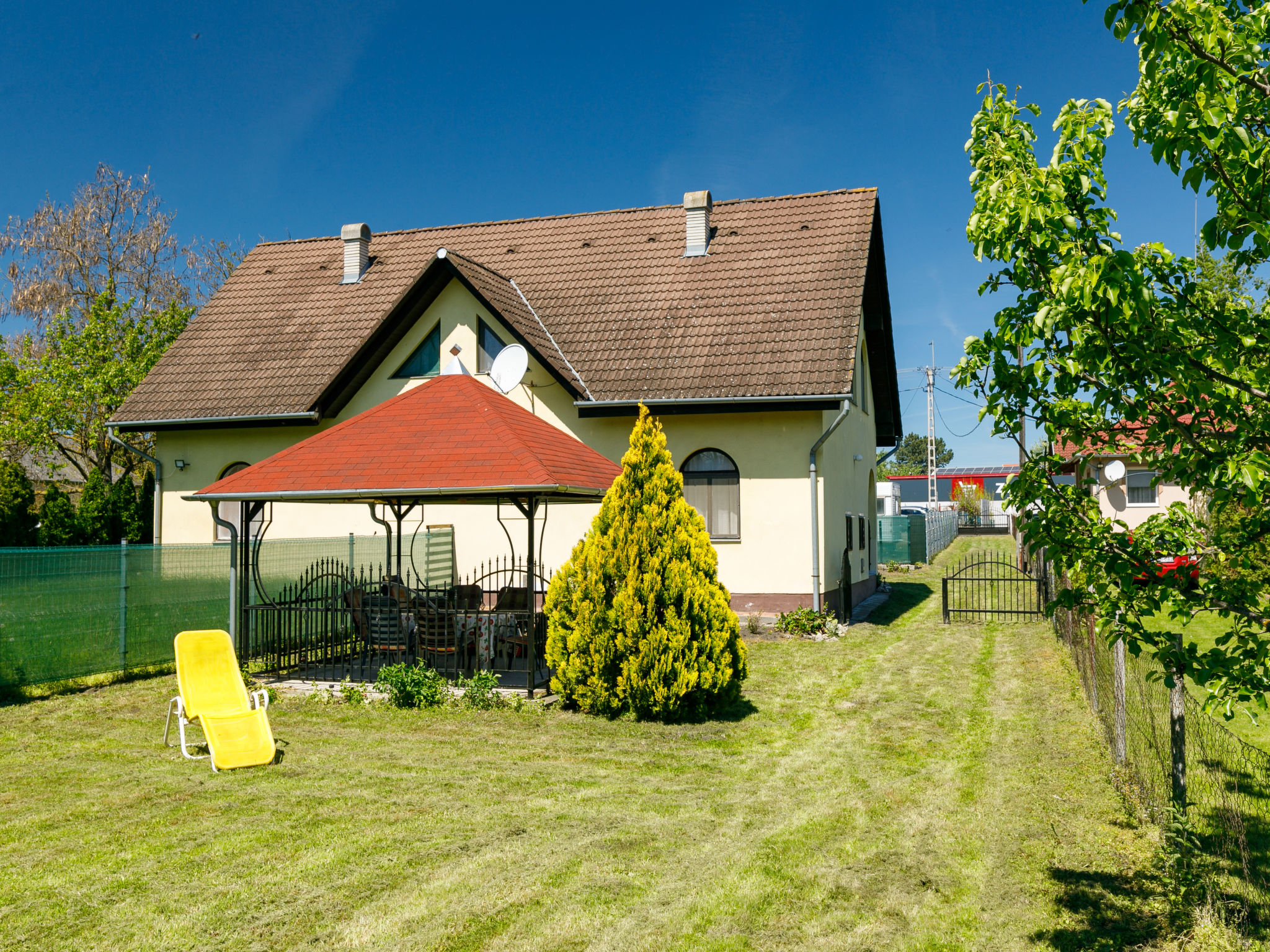 Huis 4-kamers 85 m2. Doelmatig ingericht: woon-/eetkamer met Sat-TV. Uitgang naar het terras. 1 kamer met 1 2-pers bed (160 cm, lengte 200 cm). Open keuken (3-pits kookplaat, oven, magnetron). Aparte ..