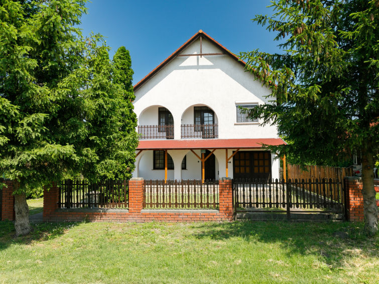 7-Zimmer-Haus 160 m2. Komfortabel eingerichtet: Wohnzimmer mit Sat-TV. Ausgang zur Terrasse. 1 Zimmer mit 1 franz. Bett (180 cm, Länge 200 cm). 1 Zimmer mit 1 franz. Bett (160 cm, Länge 200 cm). Off..