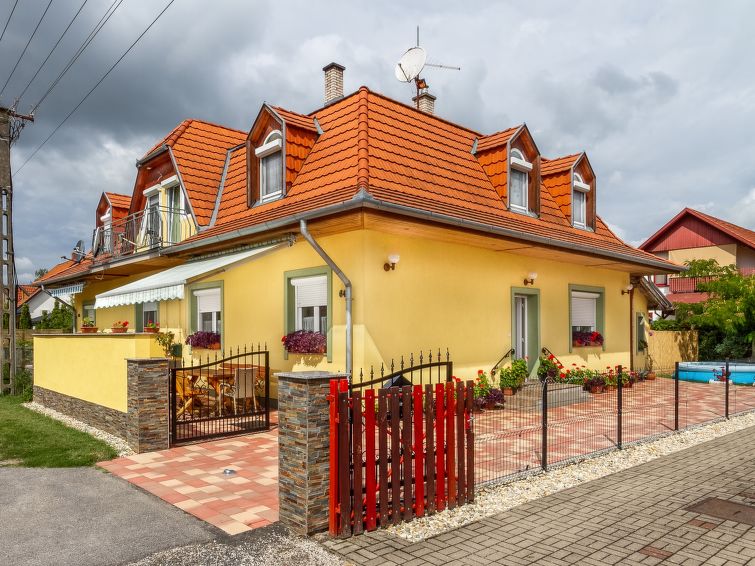Vakantiehuis Colore in Balatonmariafurdo met privézwembad in Balatonmariafurdo