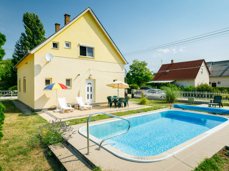 5-Zimmer-Haus 140 m2. Komfortabel eingerichtet: Wohn-/Esszimmer mit Sat-TV. Ausgang zur Terrasse. 1 Zimmer mit 2 Betten. 1 Zimmer mit 1 franz. Bett (160 cm, Länge 200 cm). Küche (4 Kochplatten, Back..