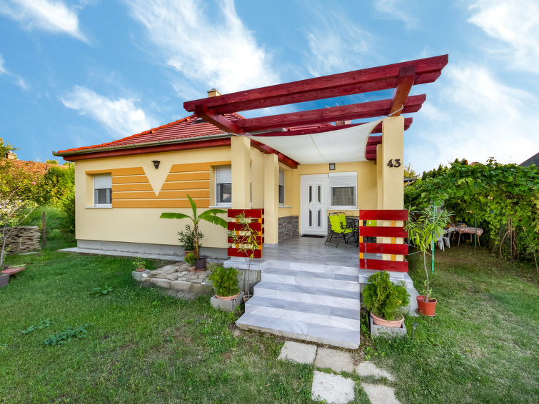 3-room house 60 m2. Practical furnishings: living/dining room with satellite TV. Exit to the terrace. 1 room with 1 french bed. 1 room with 1 pull-out bed. Open kitchen (4 hot plates, oven, dishwasher..