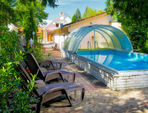 Chill vakantiehuis met privézwembad, 150 meter van het Balatonmeer - thumbnail 1