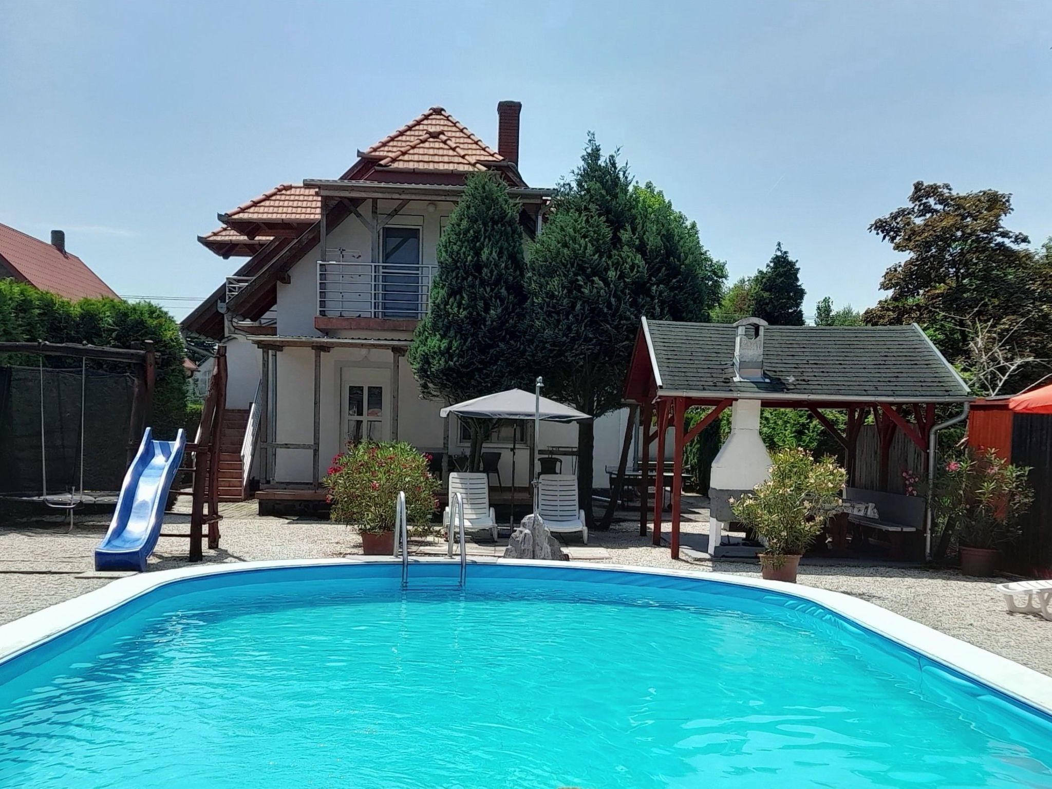 Maximaal 2 huisdieren/honden toegestaan. Holiday home with private garden plot, balcony, terraces and barbecue pavilion with pool view, 2 car parking spaces. Further parking spaces in front of the hou..