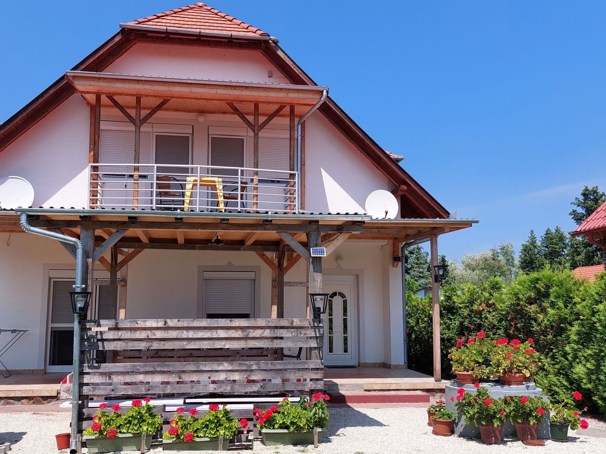 Holiday flat on the shore of Lake Balaton for max. 6 persons. Beautiful, quiet location directly on the lake. Small free beach approx. 50 metres from the property. Further beaches with restaurants,pla..