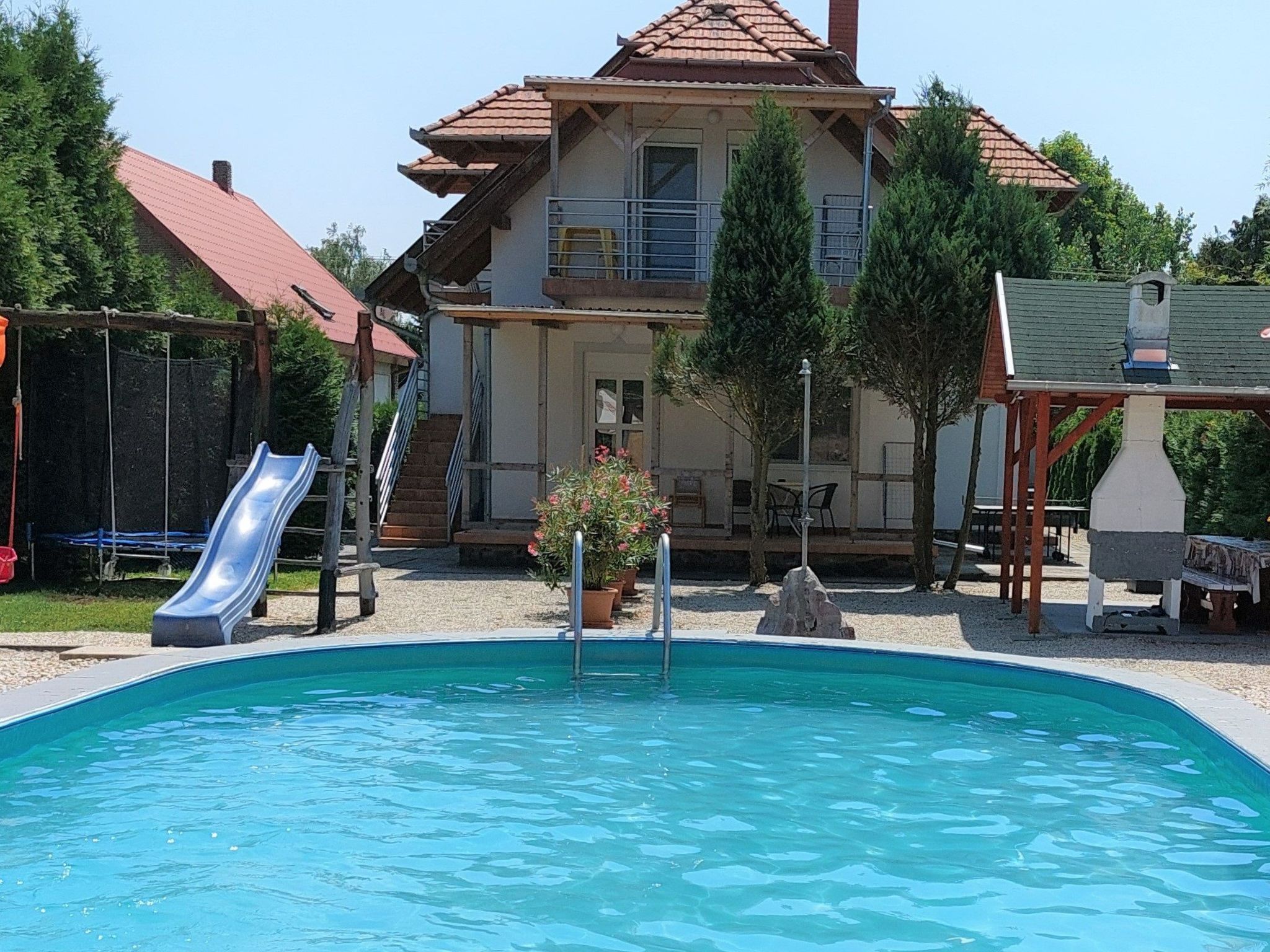 Holiday flat with pool, direct lake access, lakeside property. Beautiful, quiet location. Small, quiet open beach approx. 50 m from the property. Further beaches with restaurants, playgrounds, buffee ..