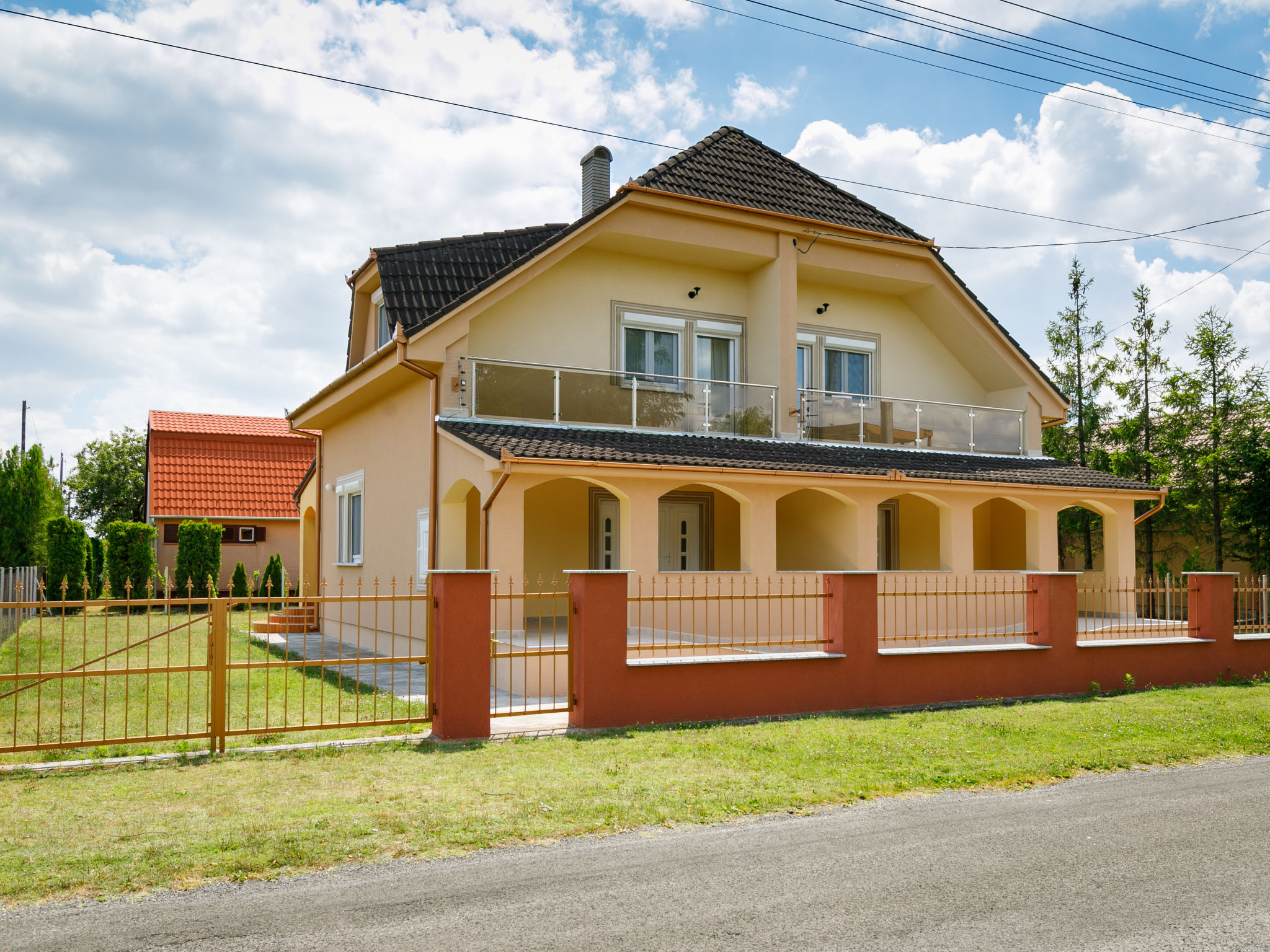 "Daisy 1", halfvrijstaand huis 4-kamers 90 m2 op 2 verdiepingen. Gedeeltelijk afgeschuinde daken, gezellig ingericht: woon-/eetkamer met eettafel en Sat-TV. Uitgang naar het terras. Open keuken (oven,..