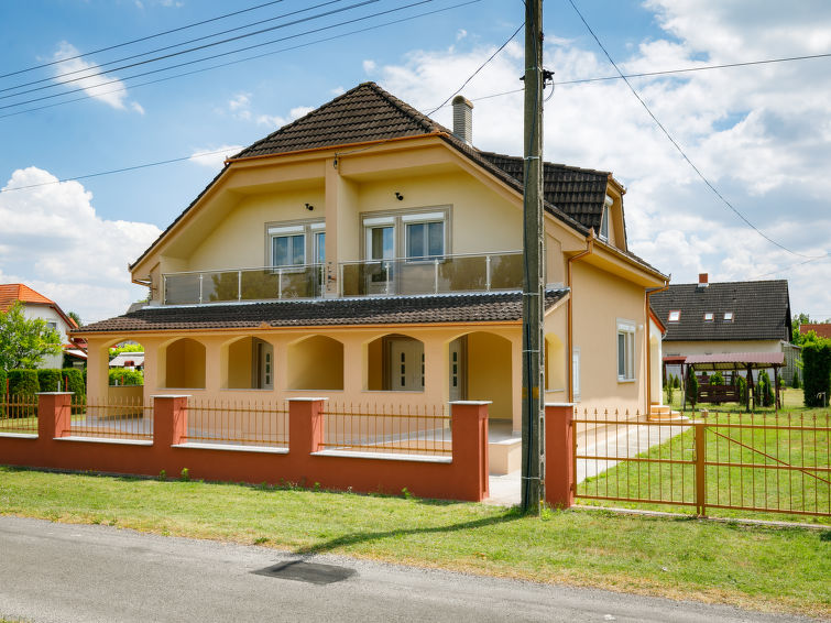Aan het strand: Ruim appartement Daisy 2 in Balatonmariafurdo in Balatonmariafurdo