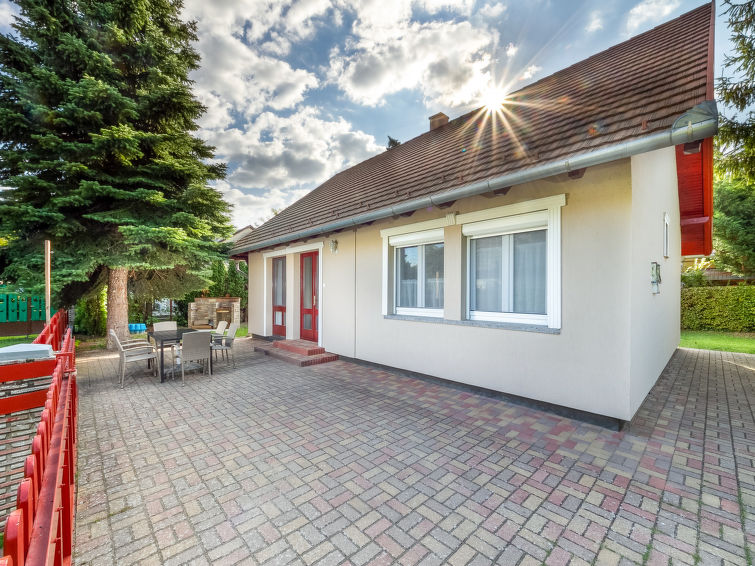 Aan het meer: Vrijstaand vakantiehuis Silver Pinea in Balatonkeresztur in Balatonkeresztur