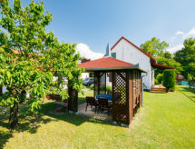 Lomatalo Pergola