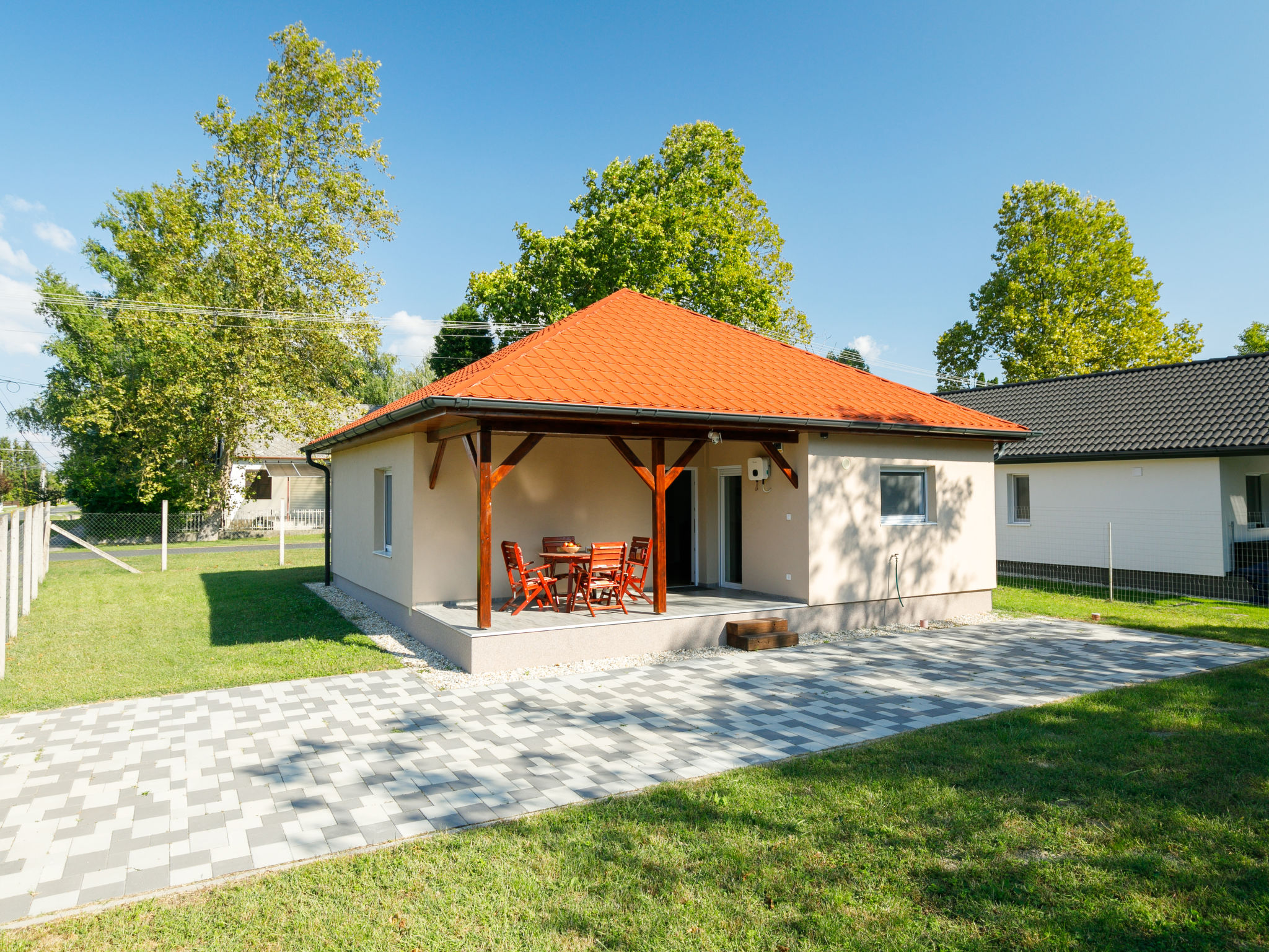 Modern ingericht: groot, open woon-/eetkamer met 1 uitschuifbaar bed (2 pers.), Digitale TV en air-conditioning. Uitgang naar het terras. 1 kamer met 1 2-pers bed (2 x 160 cm, lengte 200 cm). 1 kamer ..
