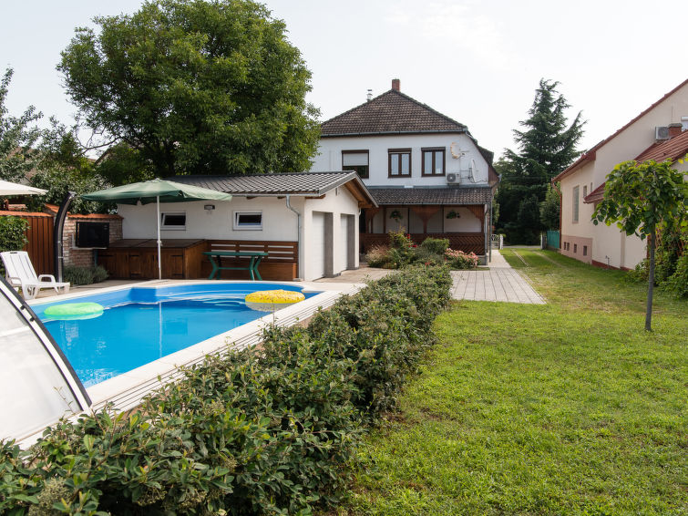 Op 600 m van het strand: ruim appartement met privézwembad in Balatonkeresztúr in Balatonkeresztur
