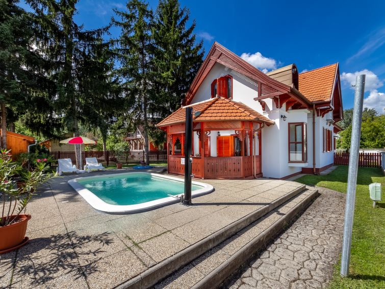Aan het meer: Vrijstaand vakantiehuis met privézwembad in Balatonbereny in Balatonbereny