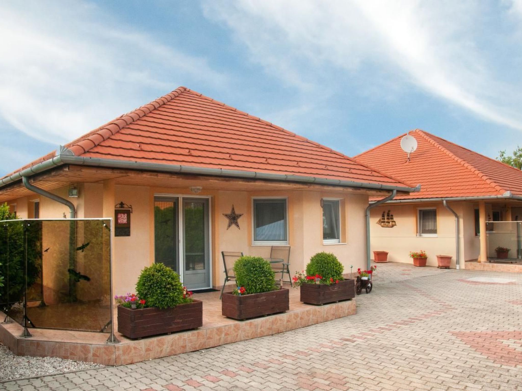 Are you looking for a high-quality holiday home for up to 6 people on the south side of Lake Balaton in Balatonbereny? Our holiday home "Steffi K" is the right place for you. Please note that normal b..
