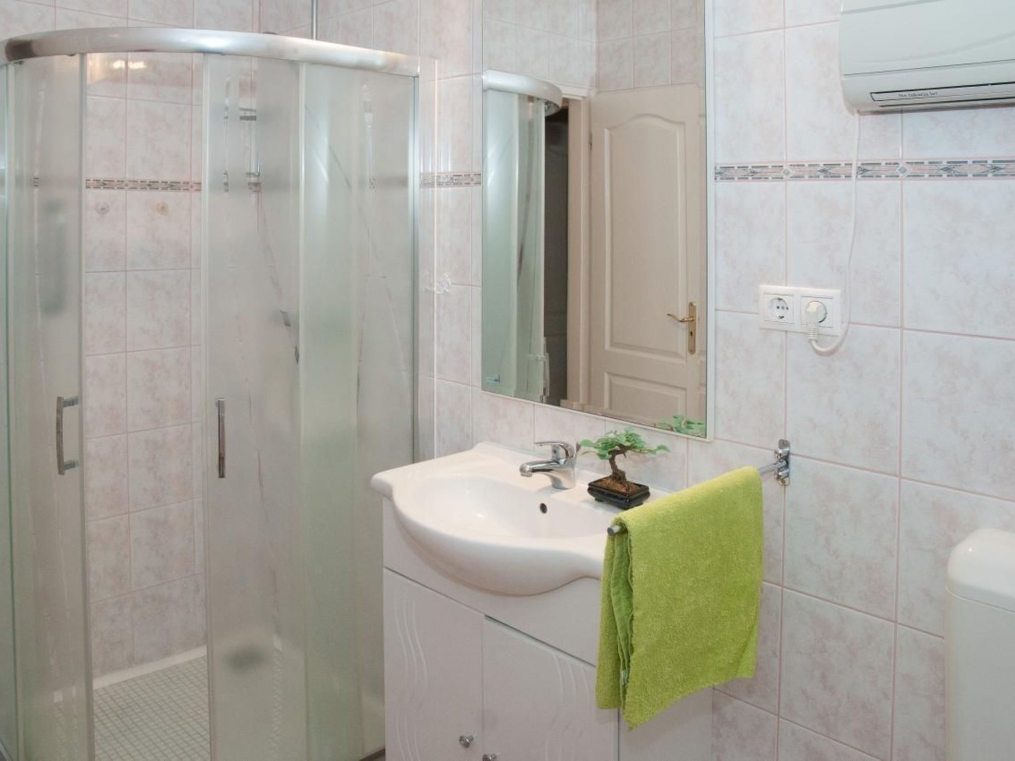 Hochwertiges Ferienhaus Steffi mit Terrasse-Image-tags.info