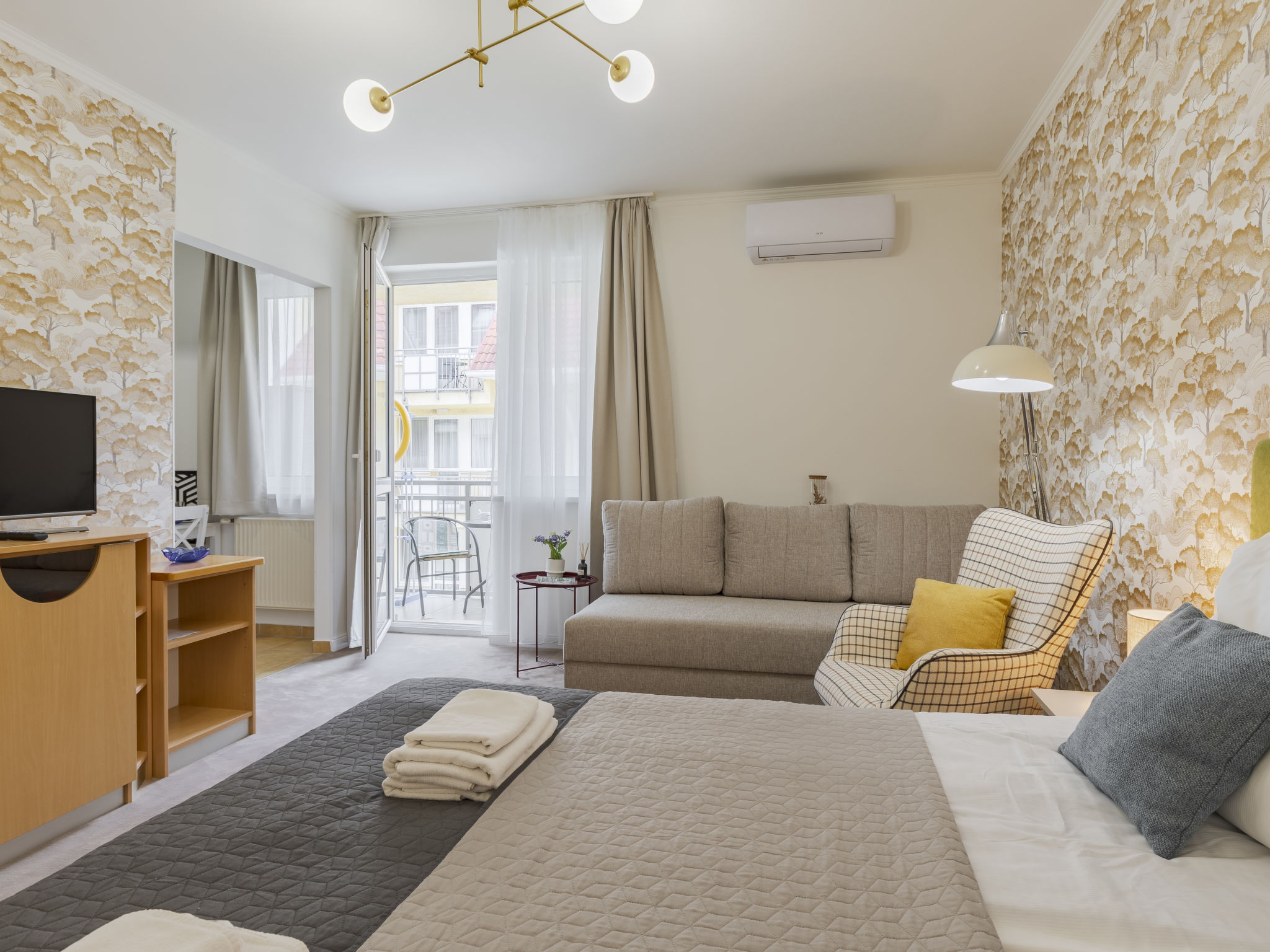 "Menda", appartement. Het objekt is geschikt voor 3 volwassenen. Comfortabel en stijlvol ingericht: woon-/slaapkamer met 1 divanbed (140 cm, lengte 200 cm), 1 2-pers bed (180 cm, lengte 200 cm), TV en..