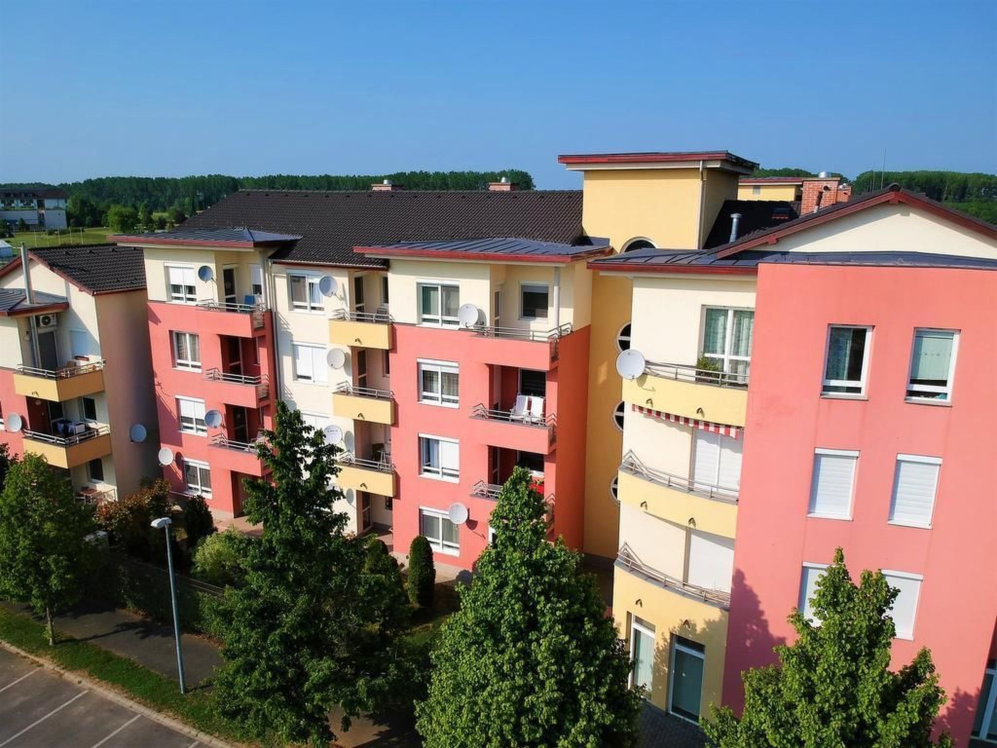The air-conditioned flat "GOLF" is located za. 450 m from the spa, directly on the golf course in the beautiful green area of Bükfürdö, on the first floor of a flat house, 450 m from the spa: moder..