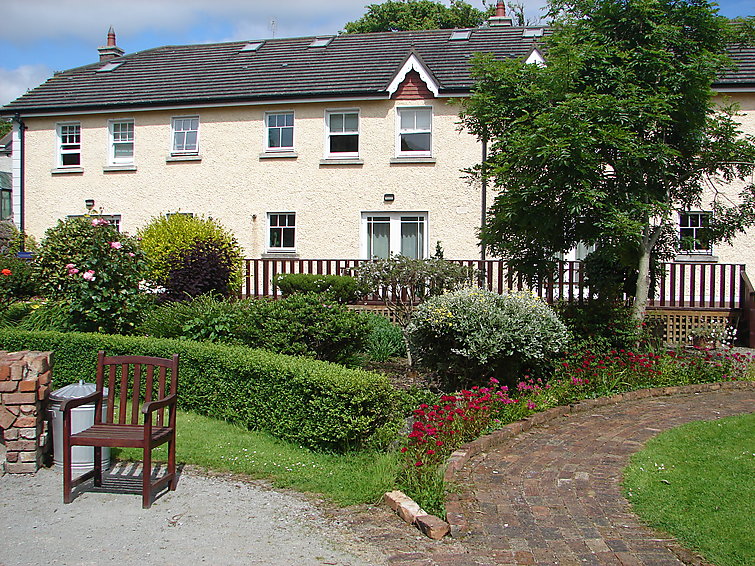 HOLIDAY HOUSE COURTYARD COTTAGES