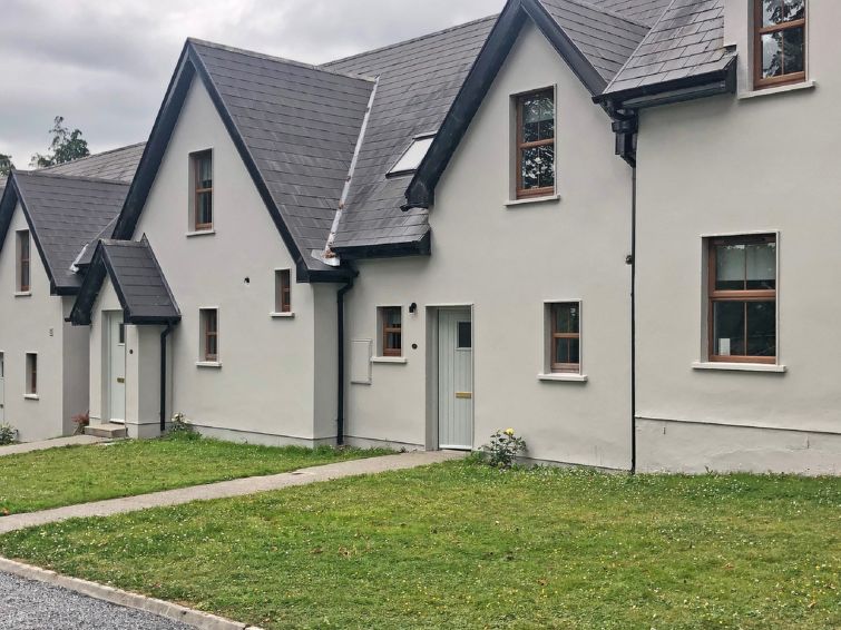 "Old Court Holiday Home", huis in een rij 4-kamers op 2 verdiepingen. Ruim en licht, modern en smaakvol ingericht: woon-/eetkamer met eettafel en TV (Flatscreen TV). Uitgang naar de zitplaats in de tu..