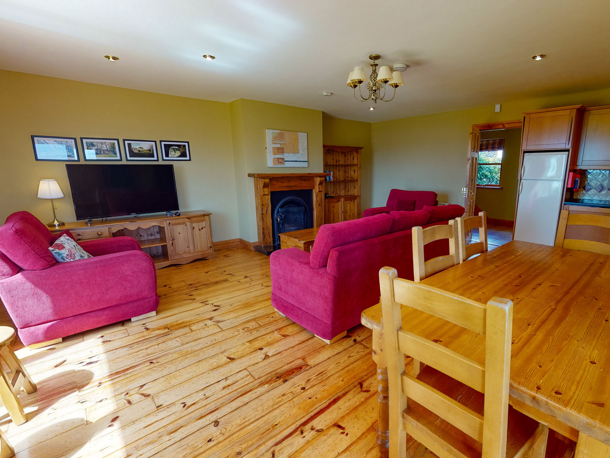 Dingle CY (TR4) No 1 (4 Bed - Sleeps 8) (W)-Inside