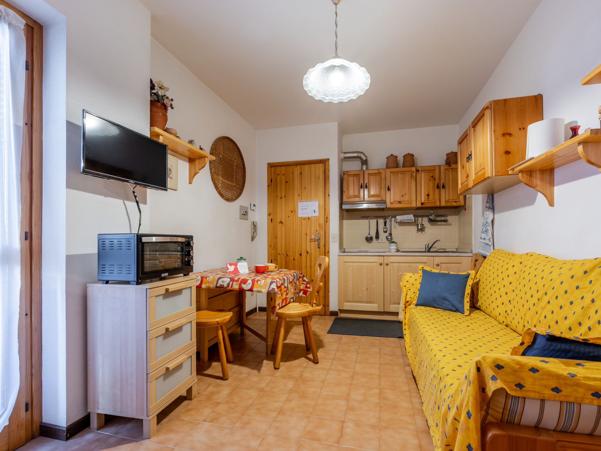 "Ai piedi del Monte", appartement 2-kamers 30 m2, op verhoogde begane grond. Eenvoudig en doelmatig ingericht: woon-/slaapkamer met 1 2-pers divanbed, eethoek en TV. Uitgang naar het balkon. 1 kamer m..