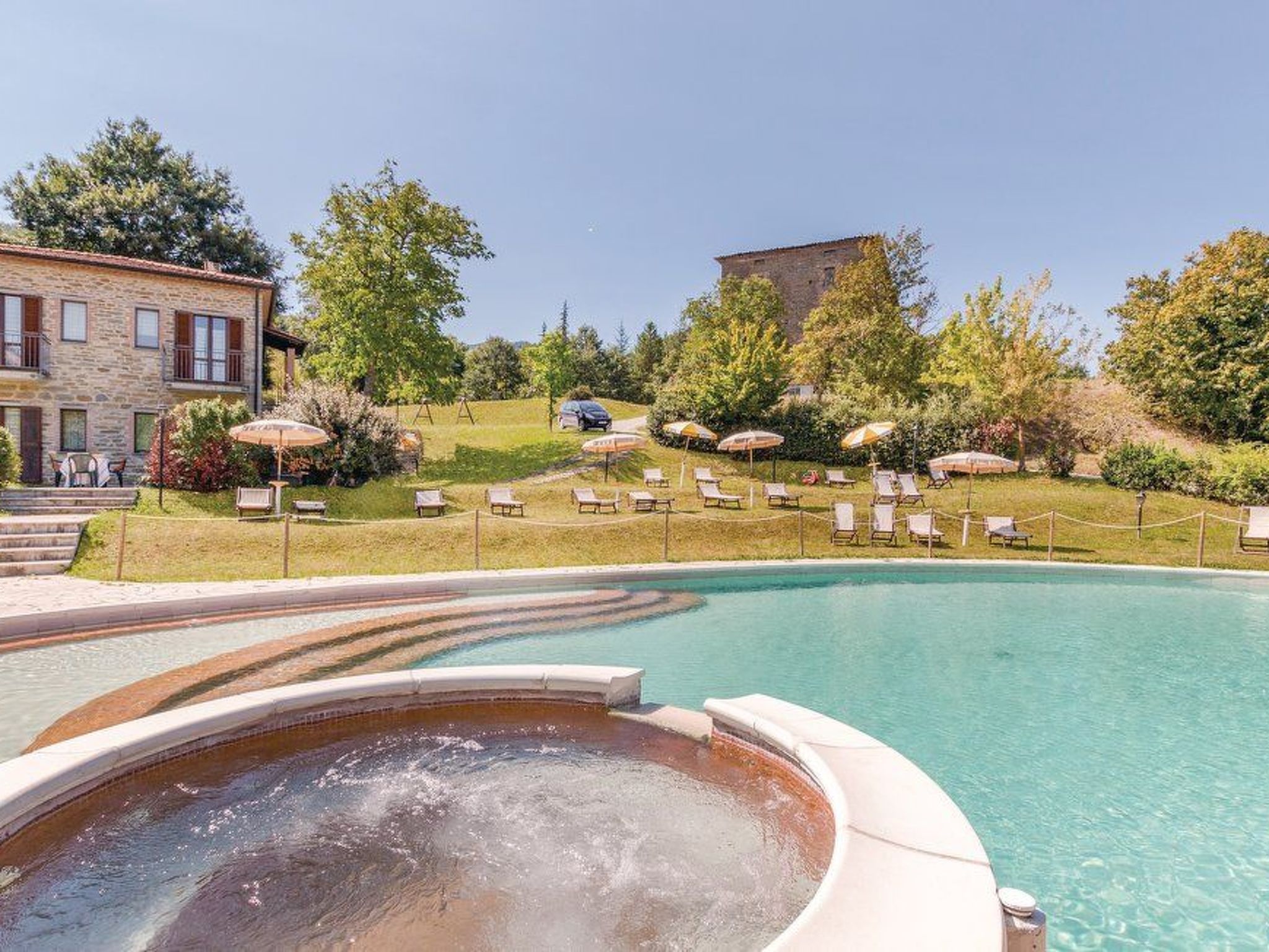 Unterkunft in einer Höhle mit Whirlpool-Binnen