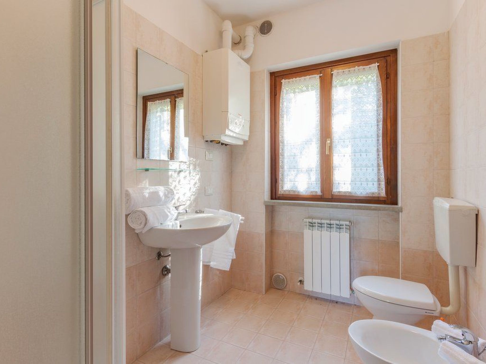 Unterkunft in einer Höhle mit Whirlpool-Binnen