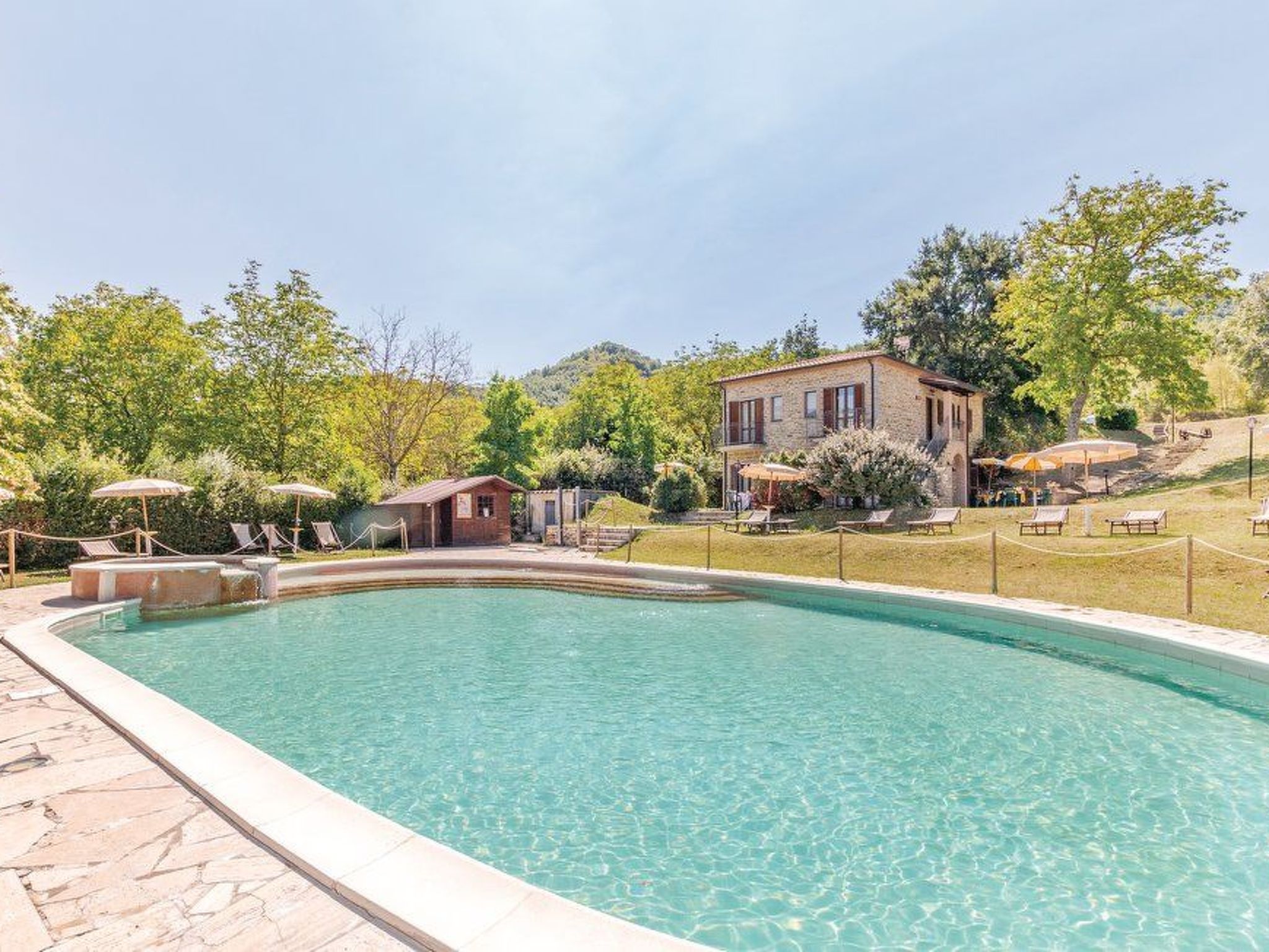 Unterkunft in einer Höhle mit Whirlpool-Binnen