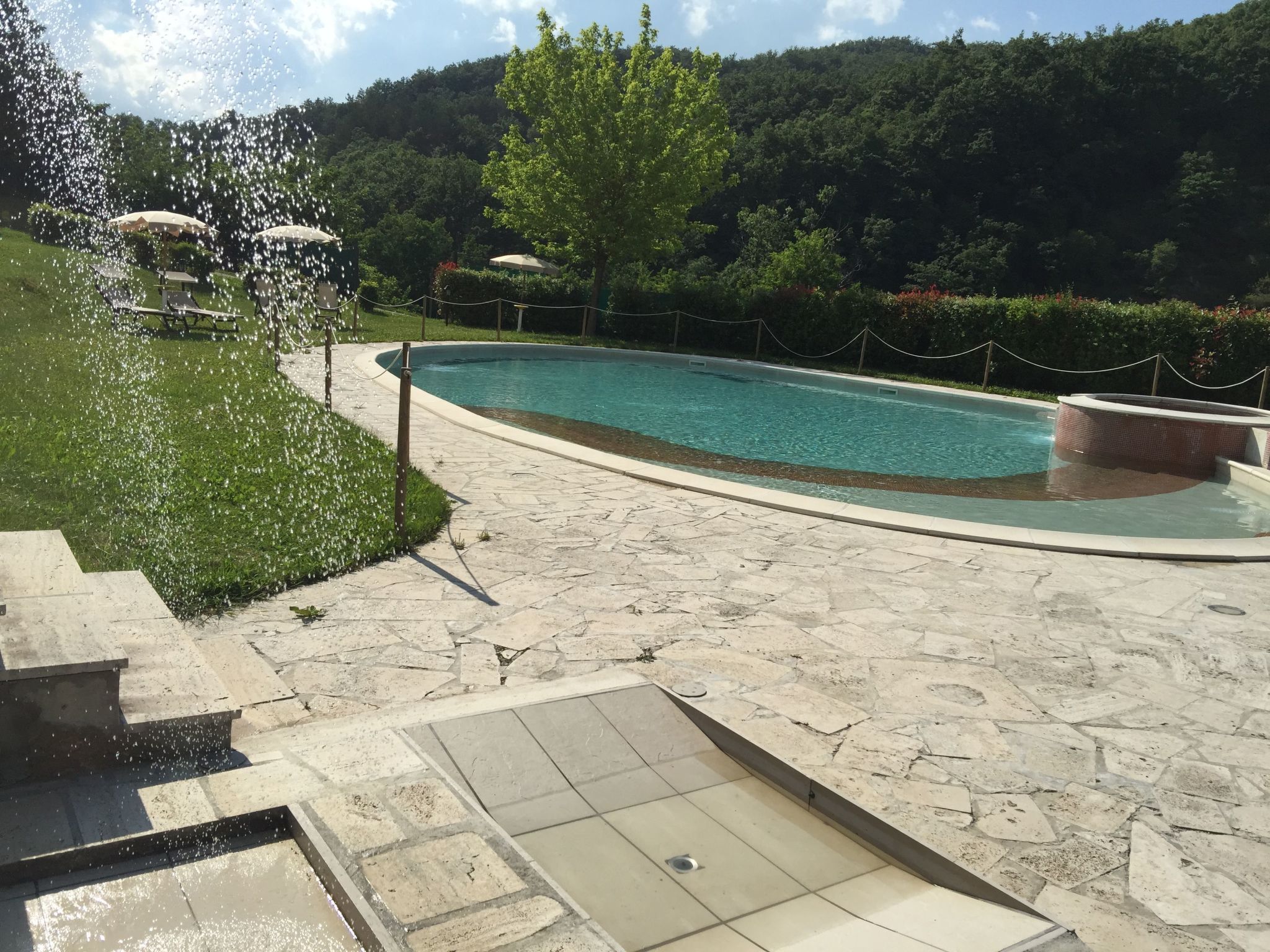 Unterkunft in einer Höhle mit Whirlpool-Binnen