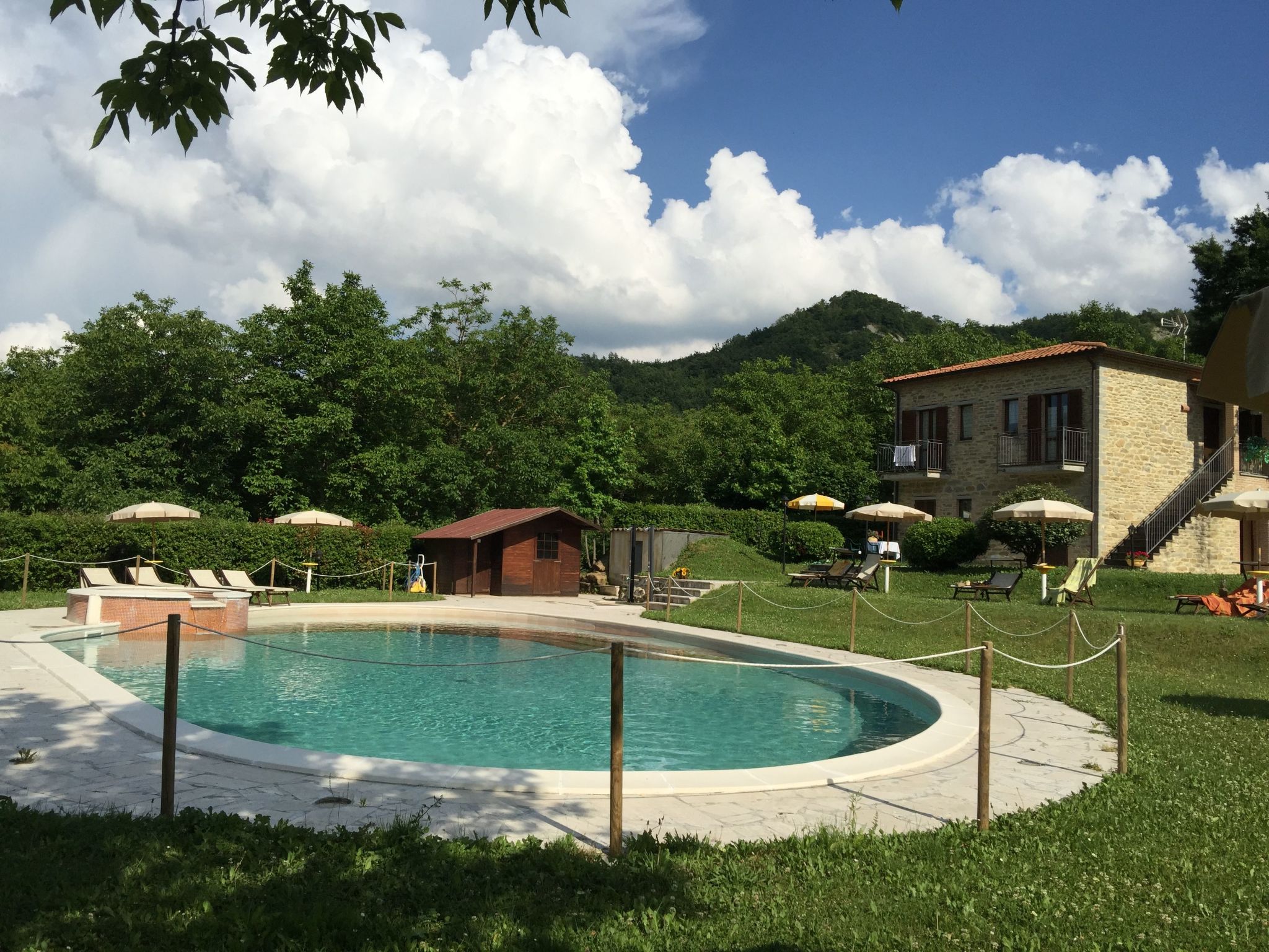 Unterkunft in einer Höhle mit Whirlpool-Binnen