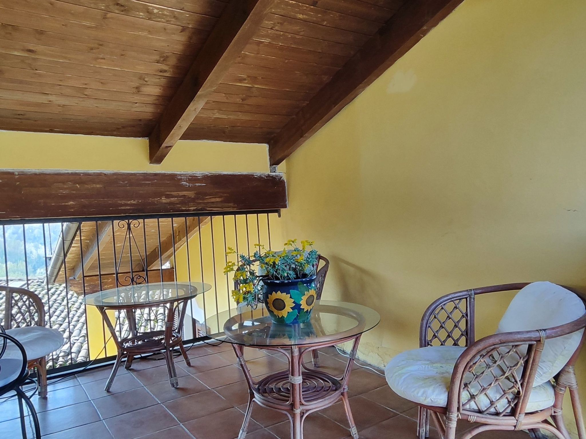 Discover the charm and comfort of this spacious flat in Brusasco, located in the heart of Piedmont. Perfect to accommodate up to six people, this accommodation offers a unique experience, combining th..