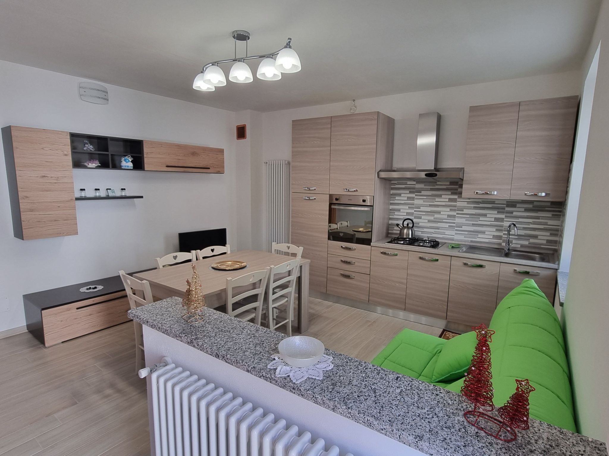 Immersed in the enchanting setting of Santo Stefano Belbo, in the heart of Piedmont, this flat welcomes guests in an environment designed for those seeking an escape from daily routine. Ideal for 4 pe..