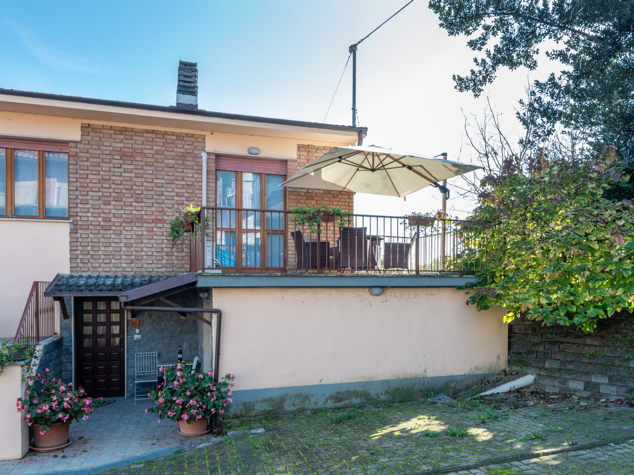 "Vittoria", appartement 3-kamers 80 m2 op de 1e verdieping. Smaakvol en gezellig ingericht: 1 2-pers. kamer. Uitgang naar het terras. 1 kamer met 2 bedden. Woon-/slaapkamer met 1 bed. Open keuken (4 k..