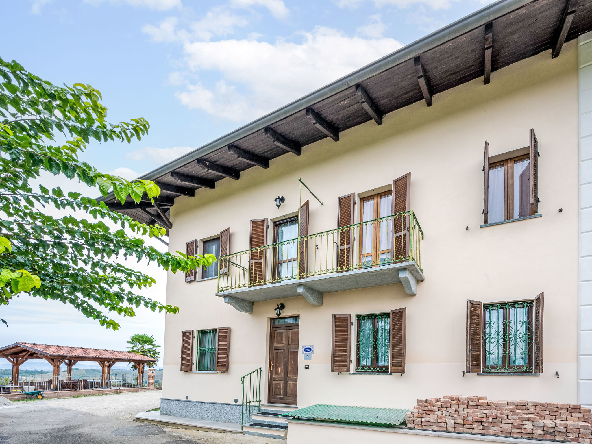 "Zio", halfvrijstaand huis 3-kamers 90 m2. Rustiek en gezellig ingericht: woon-/slaapkamer met 1 2-pers divanbed, zwedenkachel, TV en air-conditioning. Keuken (oven, Gasfornuis, 4 kookpitten (vlammen)..