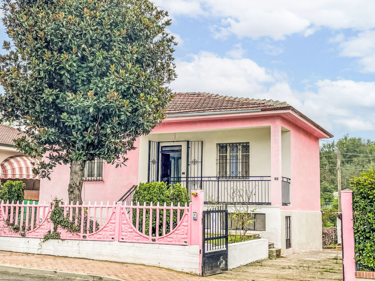 "Francesca", huis 2-kamers 70 m2. Rustiek en gezellig ingericht: woon-/eetkamer. 1 2-pers. kamer. Open keuken (oven, afwasmachine, 4 kookpitten (vlammen), broodrooster, waterkoker, magnetron, elektris..