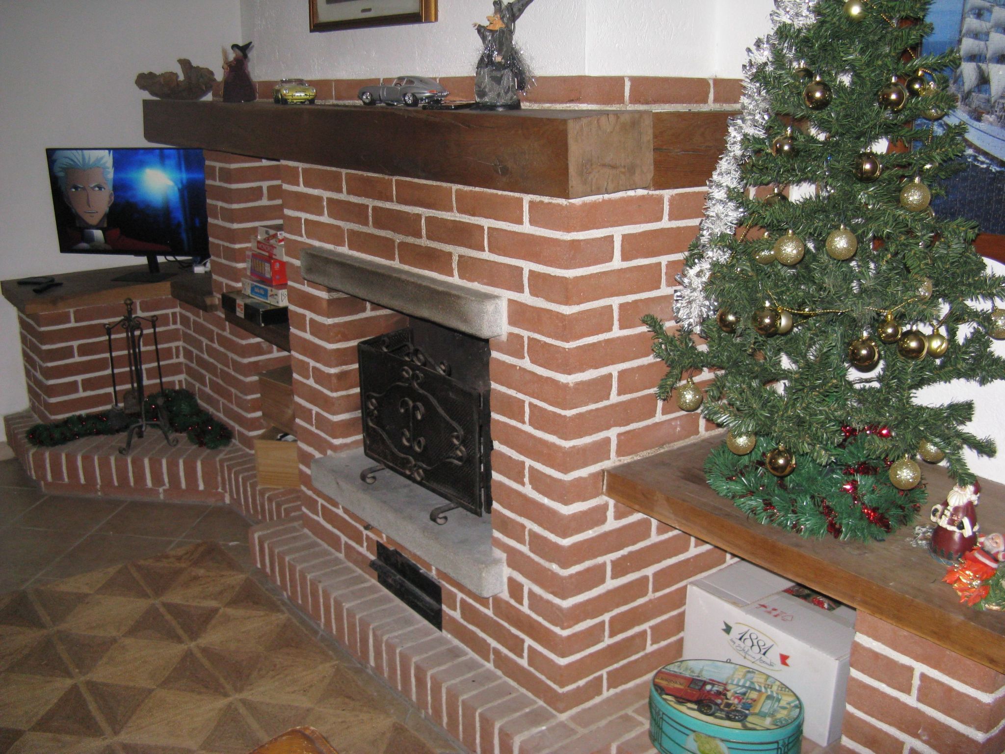 Typisches Bauernhaus mit holzbefeuertem Kamin-Inside