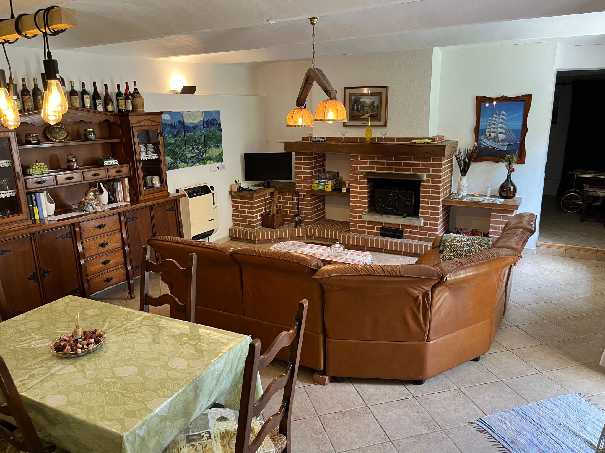 Typisches Bauernhaus mit holzbefeuertem Kamin-Inside