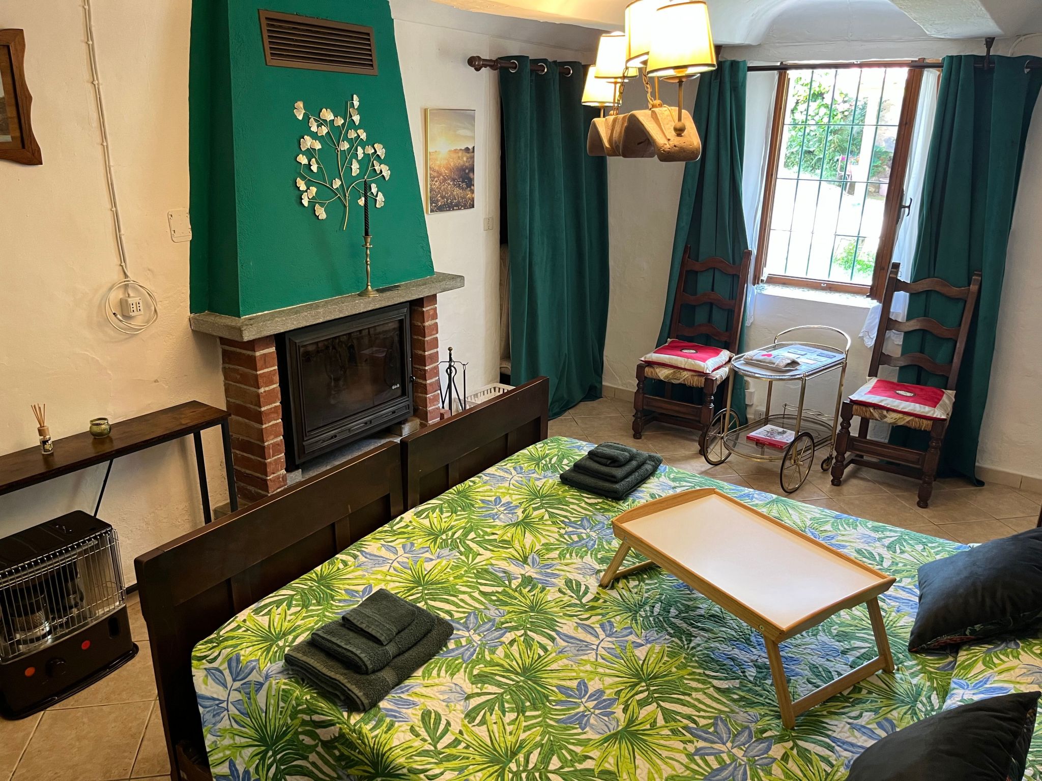 Typisches Bauernhaus mit holzbefeuertem Kamin-Inside