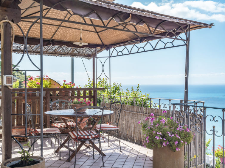 4-persoons appartement in Ventimiglia met privézwembad en zeezicht in Ventimiglia