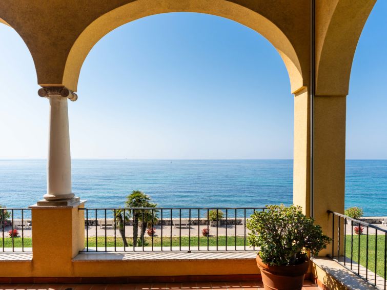 Aan zee: Loggia sul mare appartement met zeezicht in Ventimiglia in Ventimiglia